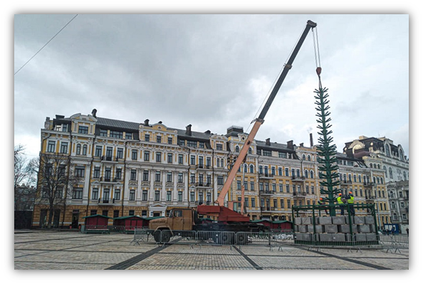 PREPARING THE FRAME OF THE CHRISTMAS TREE ON SOFIA SQUARE