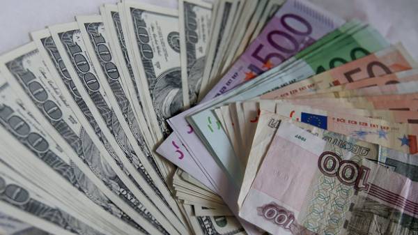 The Hryvnia Strengthened at the Official Exchange Rate