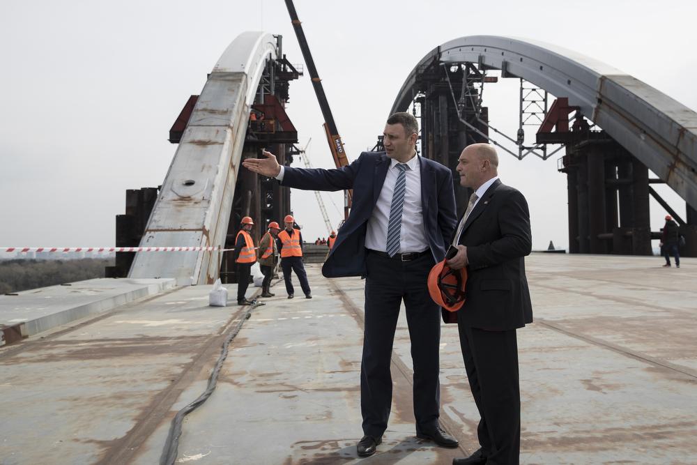 Klitschko Shows How to Build the Podolsk-Voskresensky Bridge