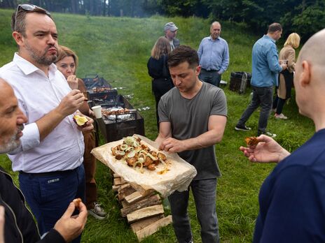 Zelensky Invited Ukrainian Journalists to a Barbecue Picnic