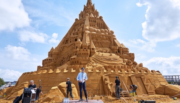 Building the Tallest Sandcastle in the World