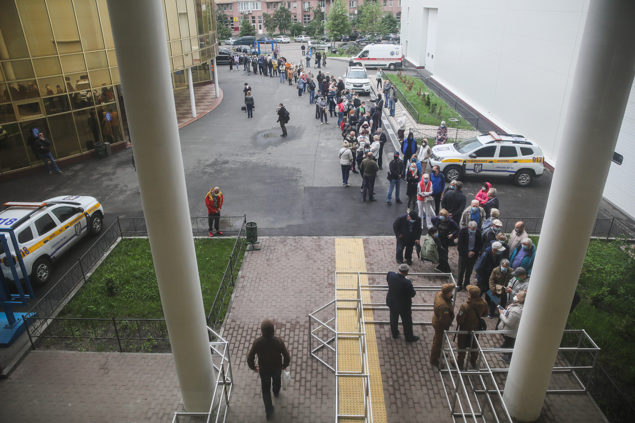 Long Queues Again Near the City Vaccination Center in Kyiv