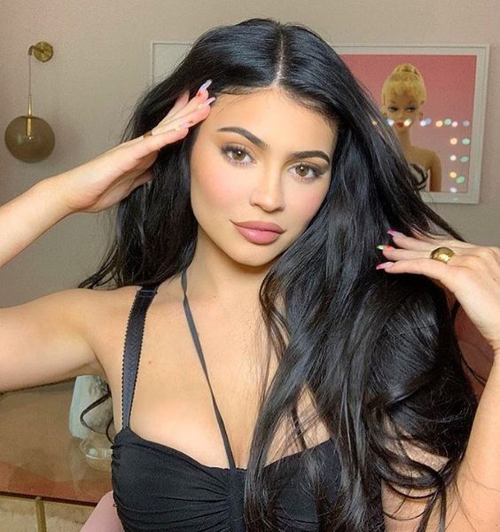 Kylie Jenner Sets Trends In Manicure Again Ukraine Gate