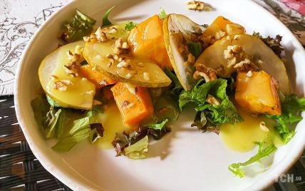 Pumpkin and pear salad with pomegranate sauce