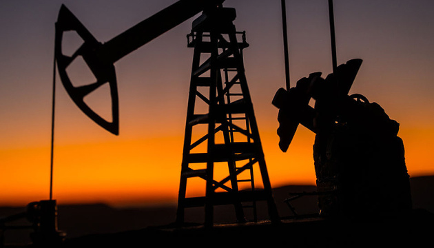 Oil rises due to low levels of reserves