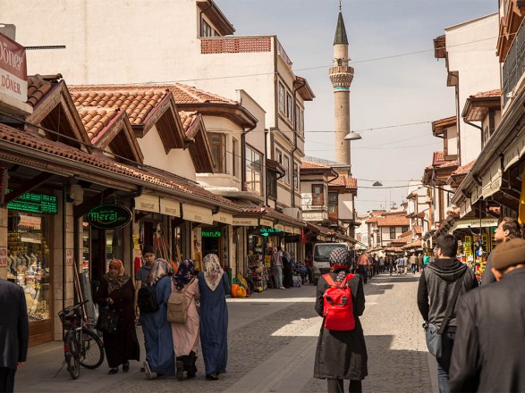 An earthquake struck in Turkey : several builings were damaged