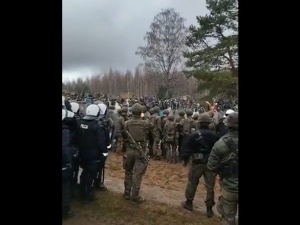 Polish border guards repulsed the first attempt to break through the border by migrants. Video posted