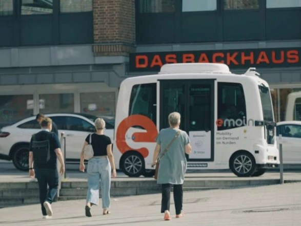 An unmanned bus began plying on the roads of France