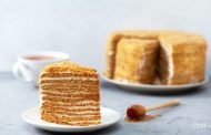 Honey cake on 12 cakes with sour cream