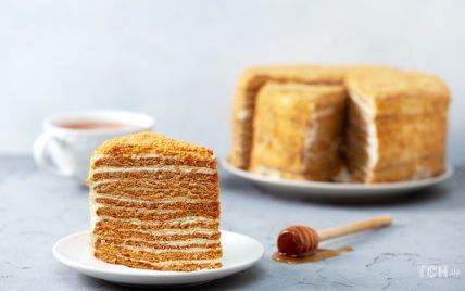 Honey cake on 12 cakes with sour cream