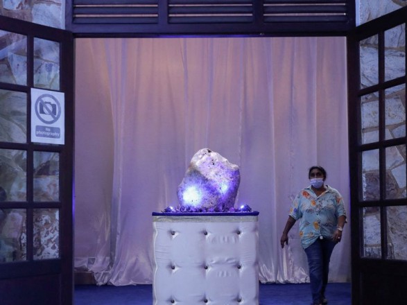 More than 300 kilograms of sapphire were demonstrated in Sri Lanka