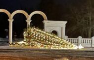 Strong winds knocked down Christmas trees in various cities of Ukraine