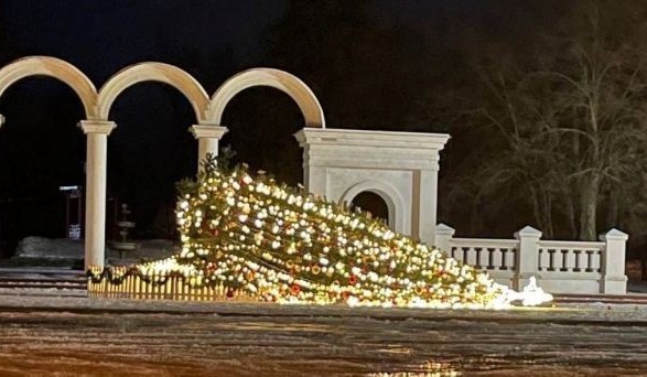 Strong winds knocked down Christmas trees in various cities of Ukraine