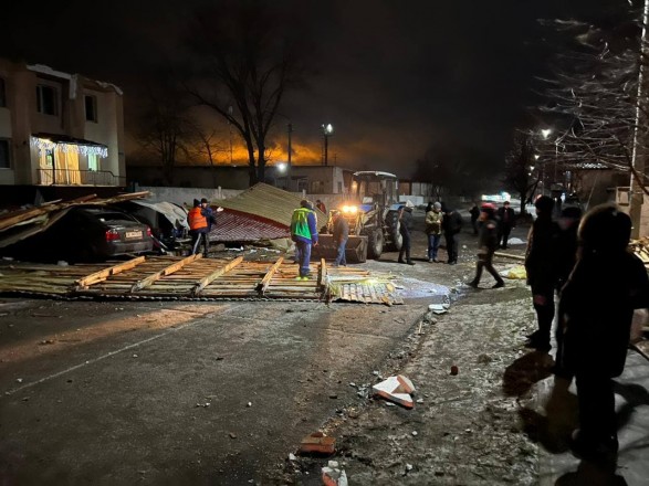 Near Kyiv, the wind tore off the roof of a utility company building and damaged three cars