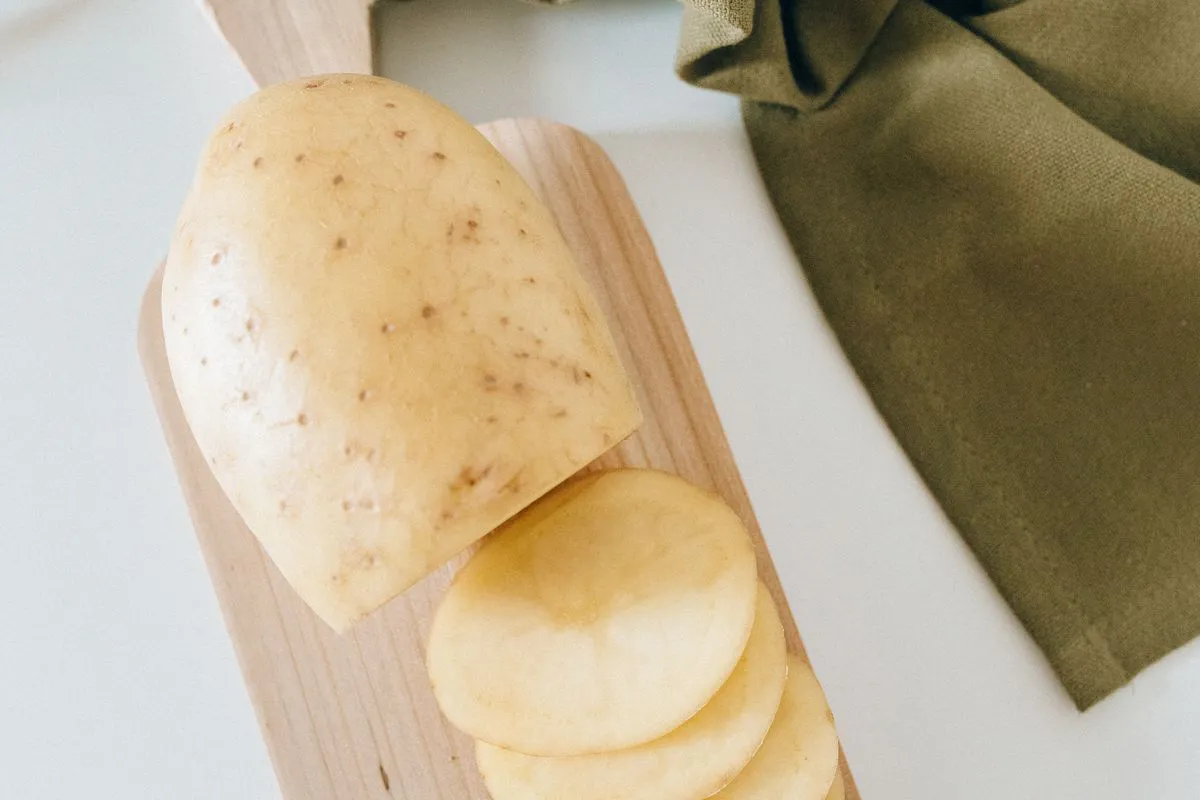 How to properly store peeled potatoes - ways and timing