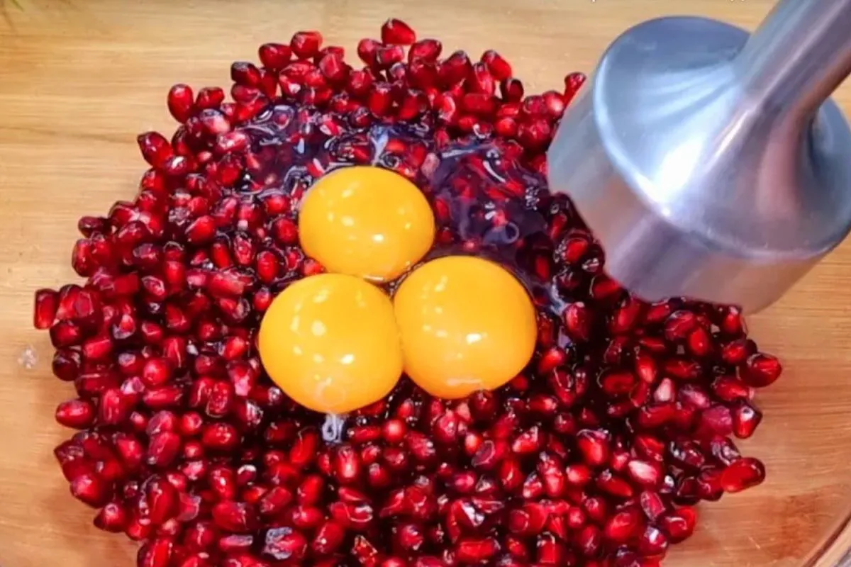 Beat pomegranate with eggs and make the most delicious buns