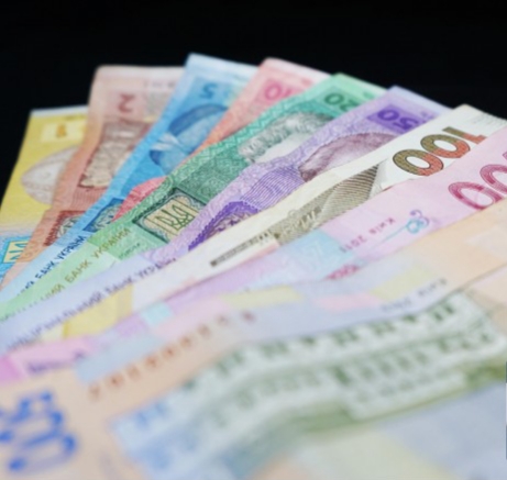 The official exchange rate of the hryvnia is set at UAH 27.50 / dollar