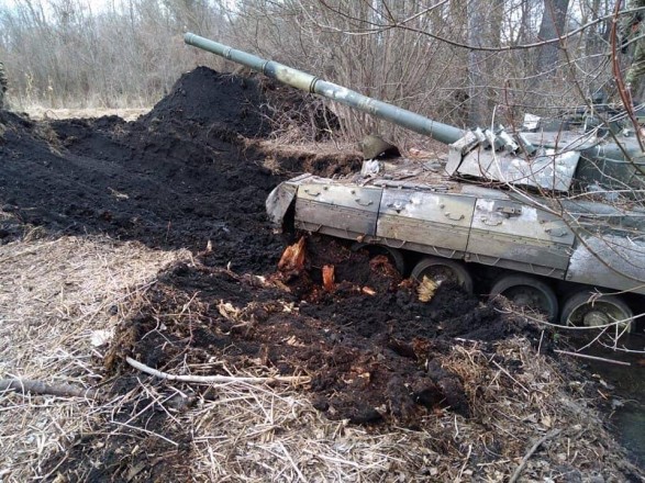 The occupiers threw the tanks directly into the ground: they were dug up, now they will beat the former Russian masters - the General Staff of the Armed Forces