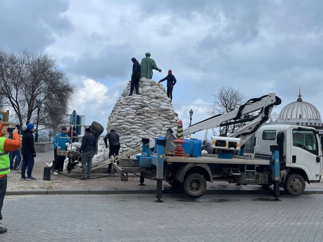 Residents of Odessa save Duke: more than a thousand sandbags will be placed around the monument