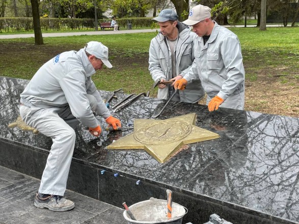 In Lutsk, the dismantling of Soviet symbols at the Eternal Glory Memorial began