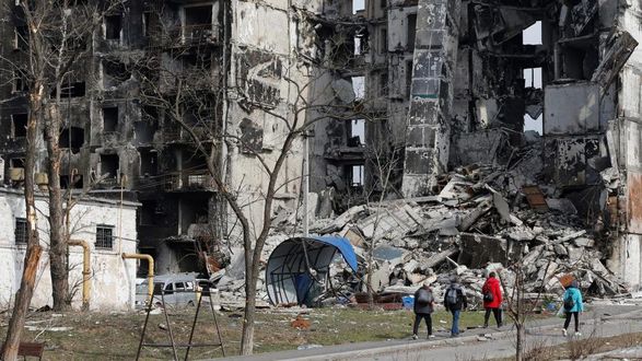 In Mariupol Russians carry out exhumation of bodies of the houses buried in yards - the City Council