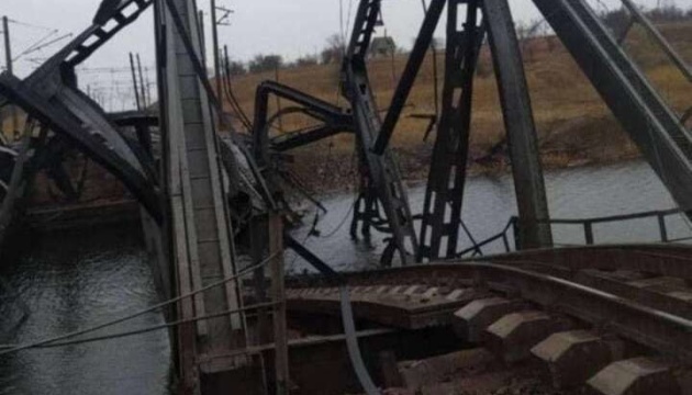 The Russian army destroyed 23,000 km of roads and more than 40 railway bridges in Ukraine