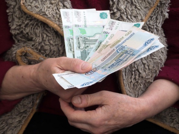 In the occupied Melitopol racists began to give to pensioners on 10 thousand rubles in exchange for personal data