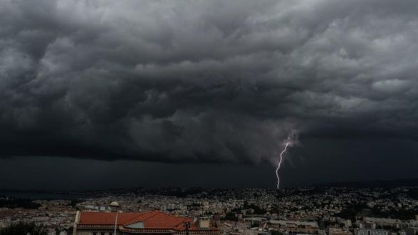 Lightning, hail and floods hit France: 1 person died