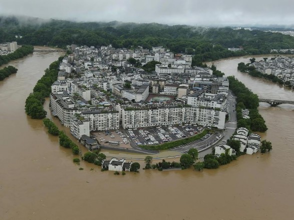 Severe floods and landslides destroy buildings and roads in China: people are being evacuated en masse