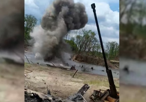 The Armed Forces showed how the pontoon bridge of the occupiers in Luhansk region was blown up