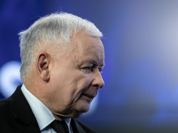 The leader of the ruling party, Kaczynski, has left the Polish government