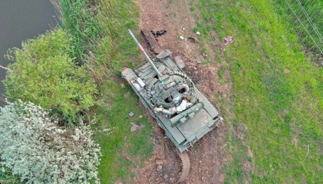 Russian soldiers replace tank parts with alcohol