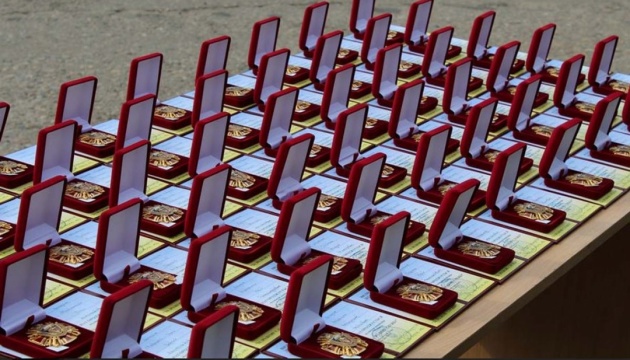 The head of state awarded 285 defenders of Ukraine, 68 - posthumously