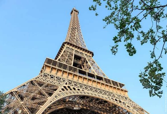 The Eiffel Tower is covered with rust and needs repair - mass media