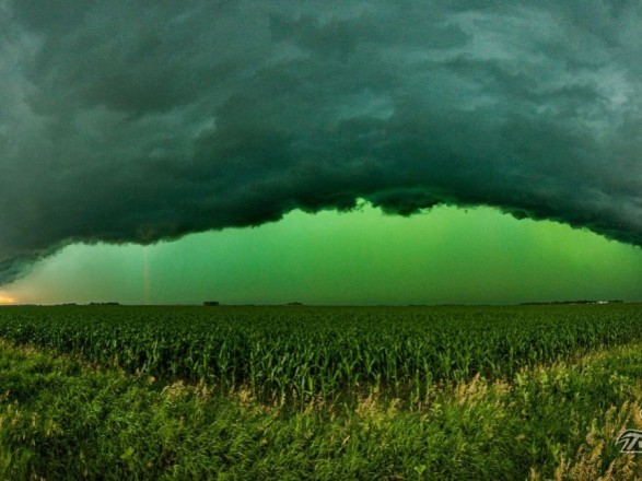 In the USA, the storm painted the sky green