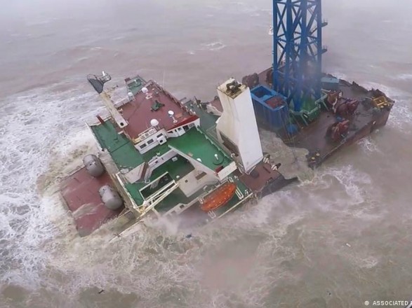 A typhoon caused a shipwreck off the coast of China