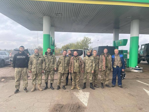 Ukraine releases 10 soldiers from Russian captivity