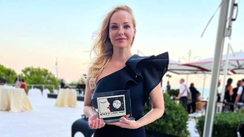 الممثلة الأوكرانية داريا تحصل على جائزة في مهرجان البندقية السينمائي