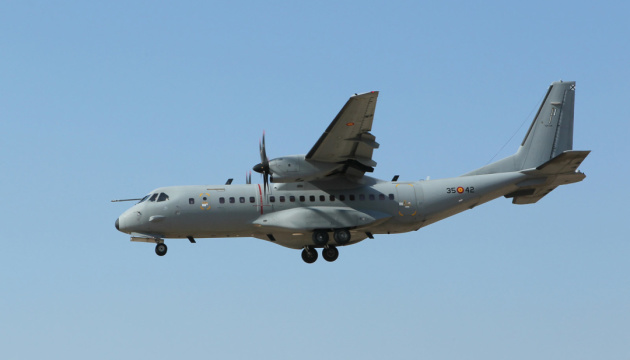 إسبانيا ترسل طائرة بمساعدات مطاطية إلى أوكرانيا